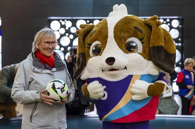 Madeleine Boll e la mascotte Maddli. FOTO EPA