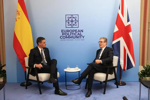 Il premier britannico Keir Starmer con il premier spagnolo Pedro Sanchez