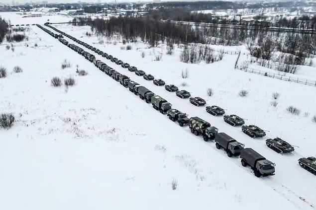 (Veicoli militari russi pronti a partire per il Kazakistan. Foto AP)