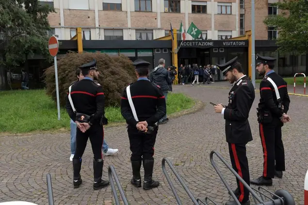 Carabinieri davanti all'ospedale di Vizzolo Predabissi (Milano) dove è avvenuto il suicidio dopo lo stupro