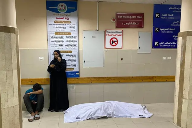 Un cadavere in un ospedale di Khan Yunis (AFP)