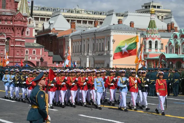 Soldati del Myanmar prendono parte alla parata del Giorno della Vittoria a Mosca