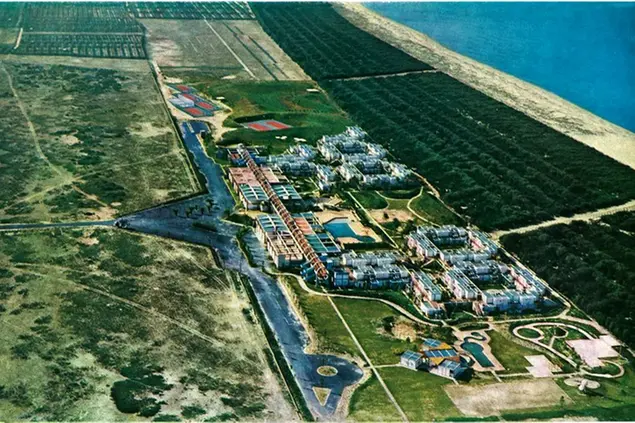 Vista aerea alla realizzazione, da l’Architettura, 1972
