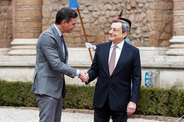 Mario Draghi incontra Pedro Sànchez (LaPresse)
