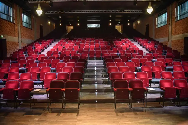Il Teatro Franco Parenti di Milano (foto Ansa)