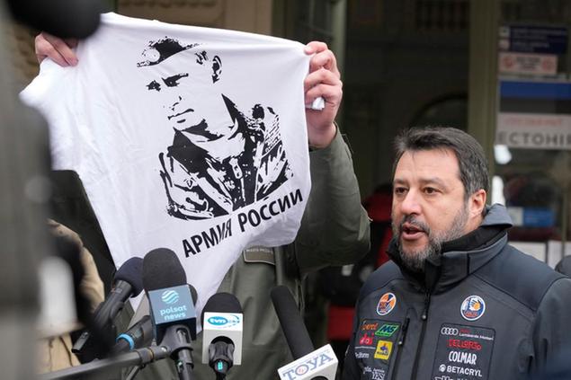 Il sindaco di Przemysl, Wojciech Bakun, agita una maglietta con Putin davanti a Matteo Salvini\\u00A0(AP Photo/Czarek Sokolowski)