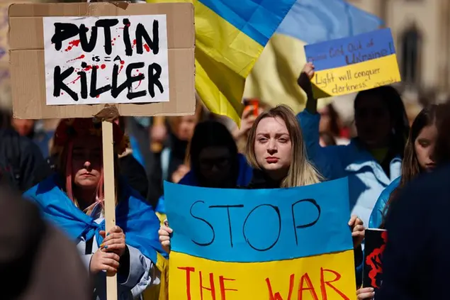 Peopleattends a pro-Ukrainian protest under the slogan \\\"March for true Peace in Ukraine\\\", in Berlin, Germany, Saturday, April 16, 2022. (AP Photo/Hannibal Hanschke)