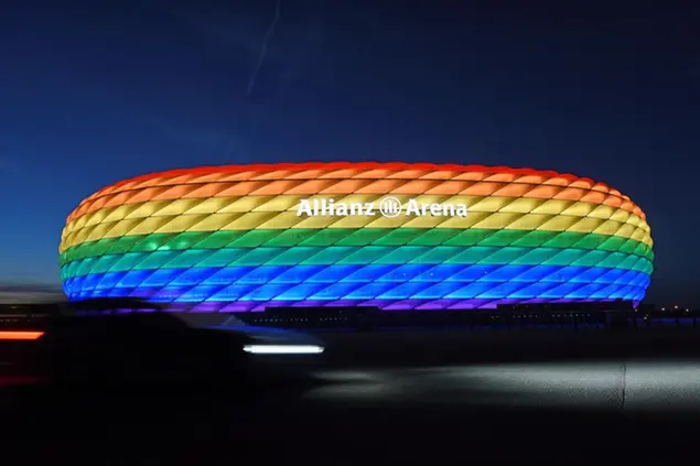 (Il sindaco e il consiglio comunale di Monaco hanno chiesto di illuminare d’arcobaleno lo stadio durante Germania-Ungheria. Niente via libera dalla Uefa.\\u00A0Foto AP)