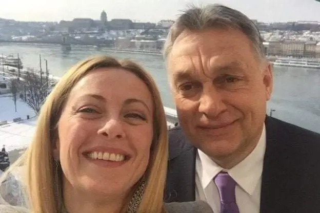 La leader di Fratelli d'Italia in un selfie con il premier ungherese