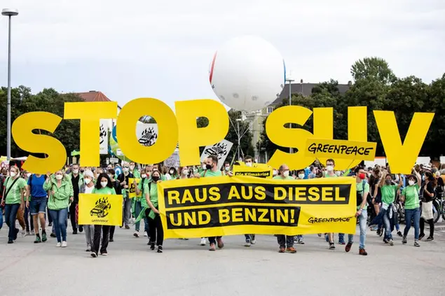 11 September 2021, Bavaria, Munich: Participants of a demonstration against the International Motor Show (IAA Mobility) arrive at the Theresienwiese holding large letters forming the words \\\"STOP SUV\\\". The IAA Mobility 2021 will take place in Munich from 07.-12.09.2021. Photo by: Matthias Balk/picture-alliance/dpa/AP Images