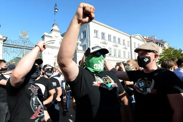 (Militanti di estrema destra manifestano contro i diritti lgbt a Varsavia. Foto LaPresse)