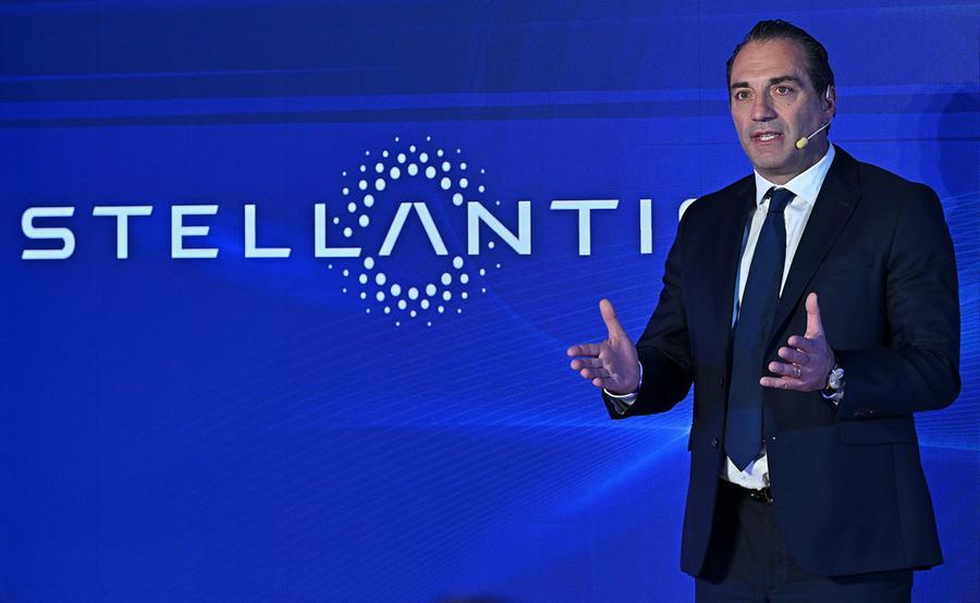 Stellantis paga caro le giravolte sull’elettrico, e crolla in Borsa
