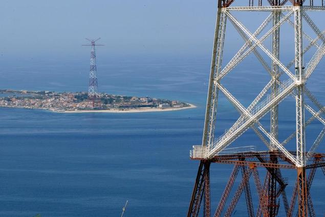 Lo Stretto di Messina visto da Capo Peloro: nella foto il tratto di mare sul quale dovrebbe sorgere il collegamento stabile tra la Sicilia e la Calabria