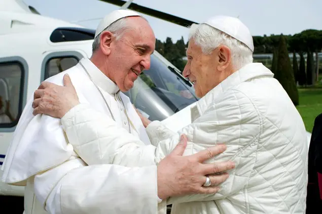 Foto LaPresse cronaca 23 03 2013 Castel Gandolfo, Papa Francesco visita Benedetto Nella Foto: storico abbraccio tra Papa Bergoglio e Ratzinger