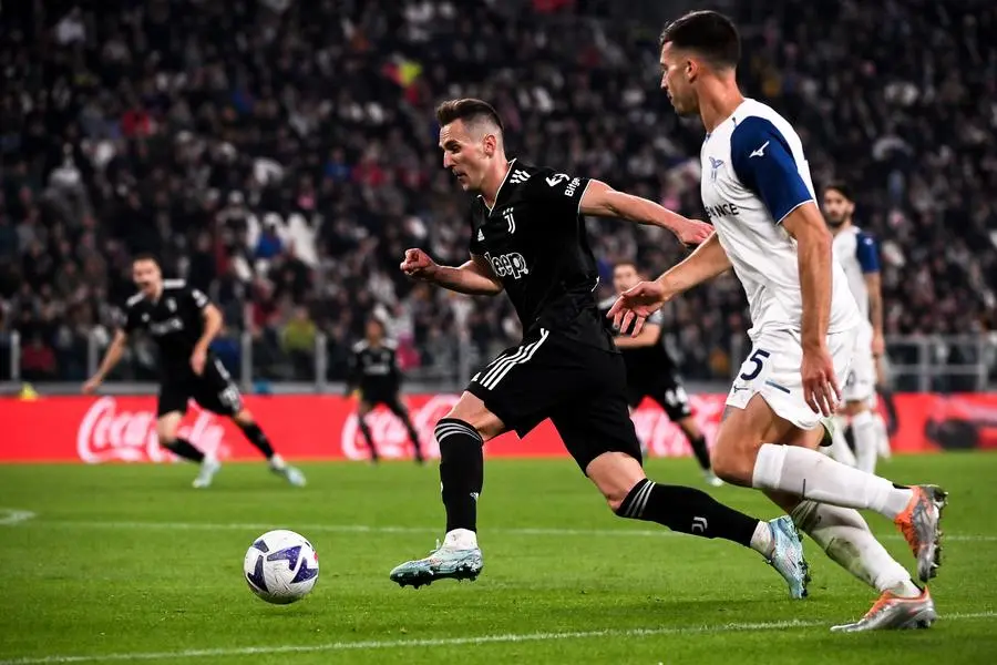 Foto Marco Alpozzi/LaPresse 13 Novembre 2022 - Torino, Italia - sport, calcio - Juventus vs Lazio - Campionato italiano di calcio Serie A TIM 2022/2023 - Juventus Stadium. Nella foto: Arkadiusz Milik (Juventus F.C.);Matias Vecino (SS Lazio); November 13, 2022 Turin, Italy - sport, calcio - Juventus vs Lazio - Italian Serie A Football Championship 2022/2023 - Juventus Stadium. In the pic: Arkadiusz Milik (Juventus F.C.);Matias Vecino (SS Lazio);