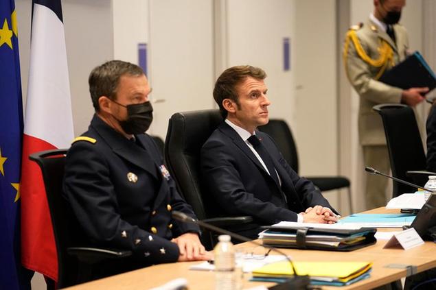 (Emmanuel Macron collegato durante il vertice Nato. Foto AP)