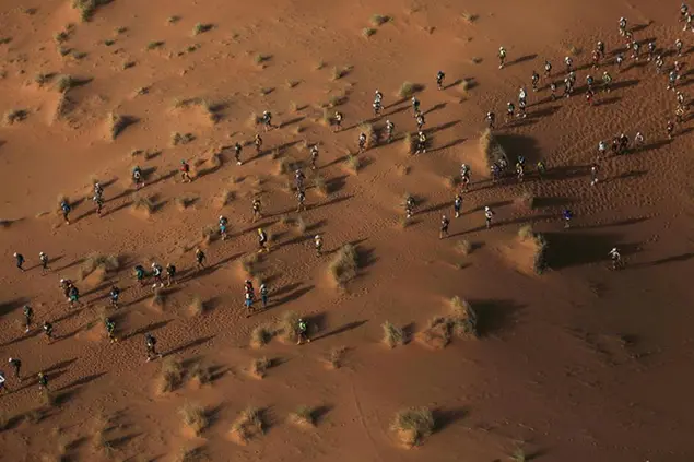 Uno scatto della 33esima Marathon des Sables, che si corre per intero nel Sahara marocchino (AP Photo/Mosa'ab Elshamy)