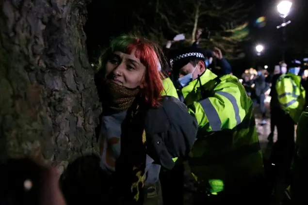 (Una delle manifestanti arrestate dalla polizia durante la veglia pacifica per Sarah Everard. Foto Getty Images)