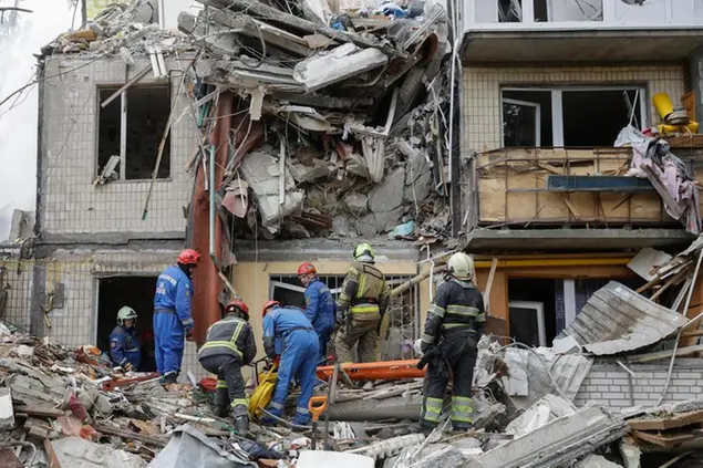 Soccorritori a Kiev, 31 luglio 2025