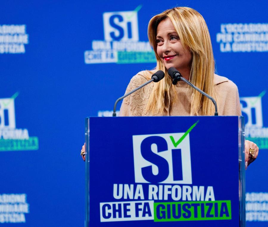 La «democrazia decidente» di Meloni è una frottola autoritaria