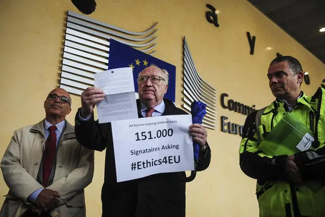 (Le 151mila firme per sospendere la pensione all'ex presidente Barroso dopo il suo ingresso a Goldman Sachs. L'iniziativa si chiama #ethics4EU. Succede a ottobre 2016. Foto AP)