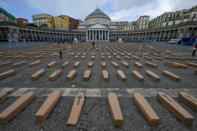 La Uil ha riempito di bare piazza del Plebiscito, il 24 aprile a Napoli, per protestare contro il \\\"massacro\\\" di lavoratori (Foto Ansa)