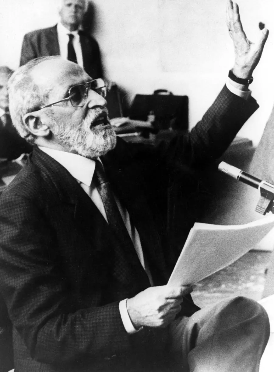 Vito Ciancimino è stato un politico della Democrazia Cristiana accusato di mafia, complice dei corleonesi di Totò Riina