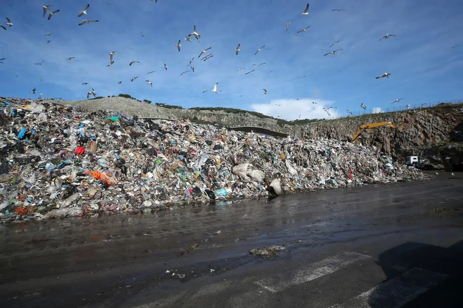 Foto Alberto Lo Bianco/LaPresse 23-11-2020 Palermo, Italia Cronaca Emergenza rifiuti a Palermo, la discarica di Bellolampo satura: stop a raccolta Nella foto: la discarica di Bellolampo piena Photo Alberto Lo Bianco/LaPresse November 23, 2020 Palermo, Italy News Waste emergency in Palermo, the Bellolampo landfill saturated