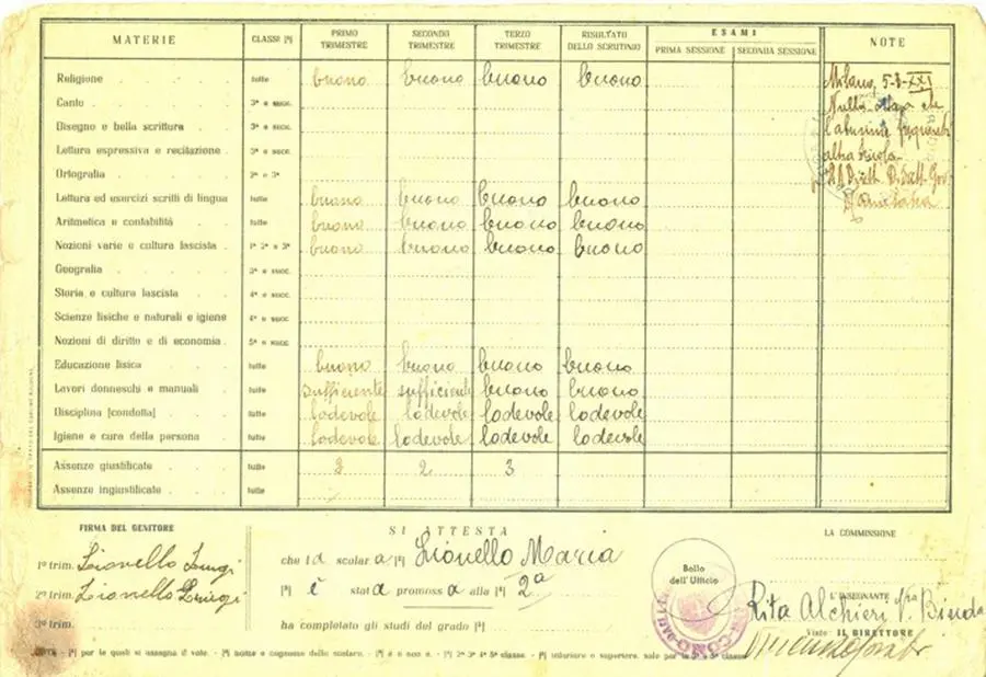 Una delle pagelle esposte nella mostra \\\"Le pagelle nei 150 anni della scuola elementare italiana\\\", allestita a Firenze nel 2011 (foto Ansa)