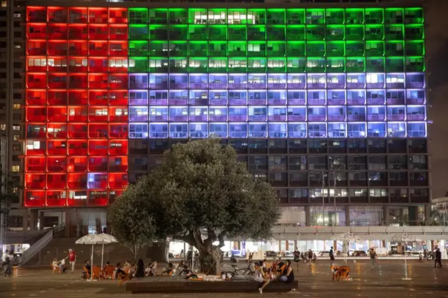 Il municipio di Tel Aviv illuminato con i colori della bandiera degli Emirati Arabi Uniti dopo l'accordo di pace del 13 agosto (Foto LaPresse)