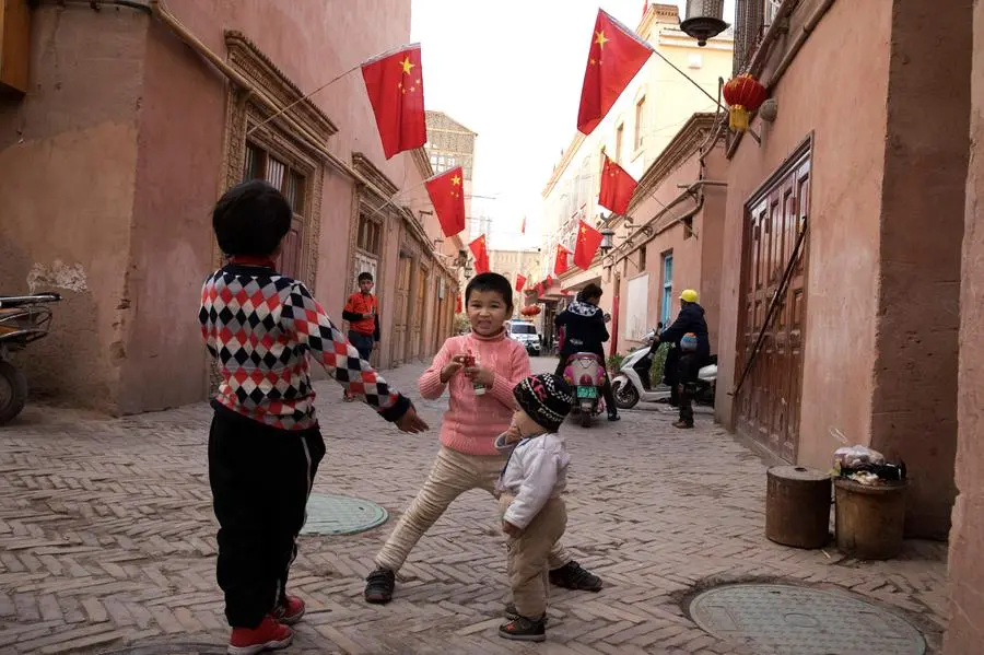 Bambini giocano in una strada di Kashgar, capitale dello Xinjang\\u00A0(AP Photo/Ng Han Guan, File)