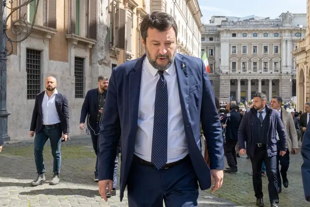 Foto Mauro Scrobogna /LaPresse 13-04-2022 Roma, Italy Politica Chigi - vertice centro destra di governo con il Presidente del Consiglio Draghi Nella foto: Matteo Salvini Lega dopo l’incontro con il Governo per discutere i provvedimenti fiscali Photo Mauro Scrobogna / LaPresse April 13, 2022 Rome, Italy Politics Chigi - center-right government summit with Prime Minister Draghi In the photo: Matteo Salvini Lega after the meeting with the government to discuss tax measures