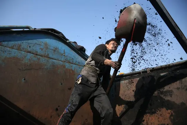 05/12/2017 Kabul. Uomini al lavoro in una miniera di carbone