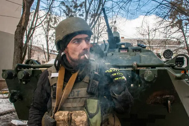 Un combattente volontario accanto a un mezzo corazzato a Kharkiv, in una foto scattata mercoledì (Ap)