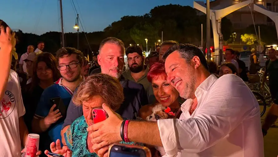 Salvini a Cervia durante la festa della Lega, con militanti e curiosi, mentre annuncia misure di sicurezza e politiche di immigrazione