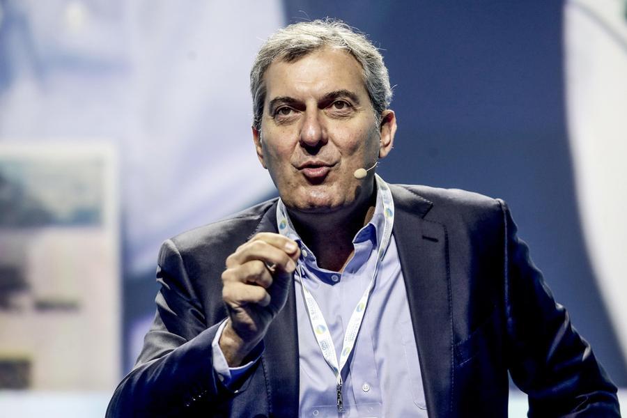 Un candidato al sindaco di Milano annuncia la sua candidatura, mentre la segretaria del Pd chiede calma e riflessione