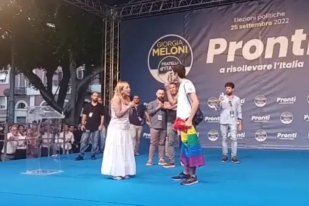 Giorgia Meloni contestata a Cagliari da attivista Lgbt+ - Frame video (LaPresse)