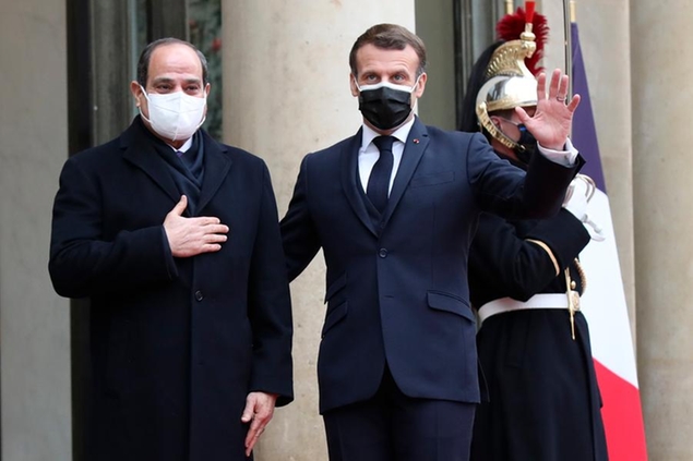 French President Emmanuel Macron, right, and Egyptian President Abdel-Fattah el-Siss gesture upon el-Sissi arrival at the Elysee palace, Monday, Dec. 7, 2020 in Paris. Egyptian President Abdel-Fattah el-Sissi is paying a state visit to France for talks on fighting terrorism, the conflict in Libya and other regional issues, amid criticism from human rights groups over the Egyptian leader\\\\'s crackdown on dissent. (AP Photo/Michel Euler)