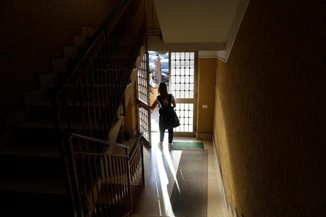 Elena Maria Moretti, 12, lascia la sua casa diretta a scuola. (AP Photo/Gregorio Borgia)