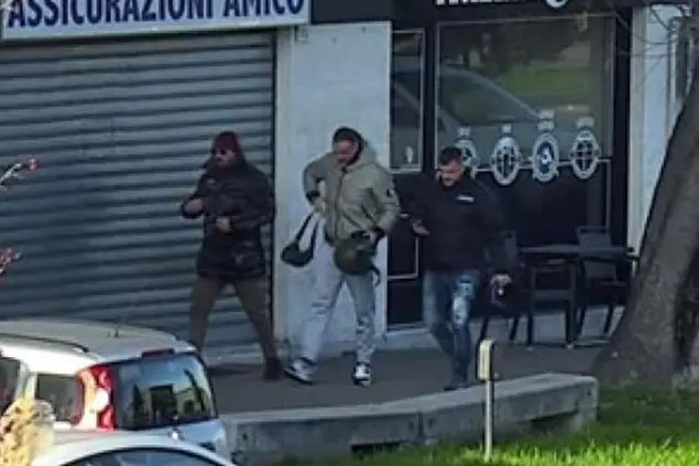 Ferdico Marco (sulla destra); Beretta Andrea (uomo al centro), Nepi Mauro Antonio (sulla sinistra, con cappello amaranto e occhiali da sole). ANSA/PROCURA DI MILANO