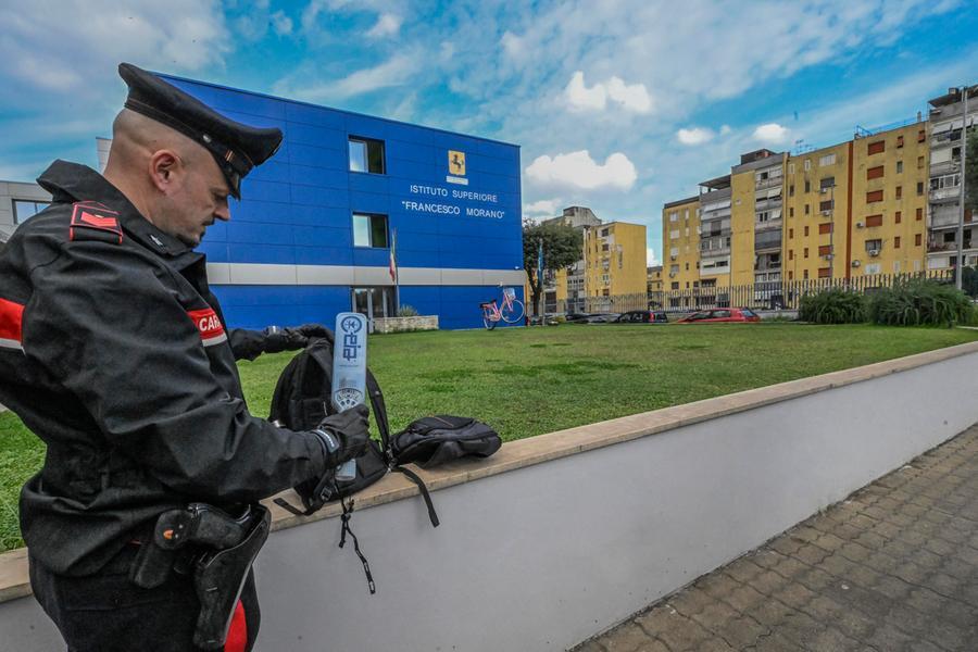 Metal detector a scuola: i rischi di seguire il modello americano