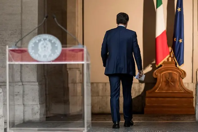 Il Presidente del Consiglio Giuseppe Conte rientra a Palazzo Chigi dopo una conferenza stampa nel cortile Foto Roberto Monaldo / LaPresse