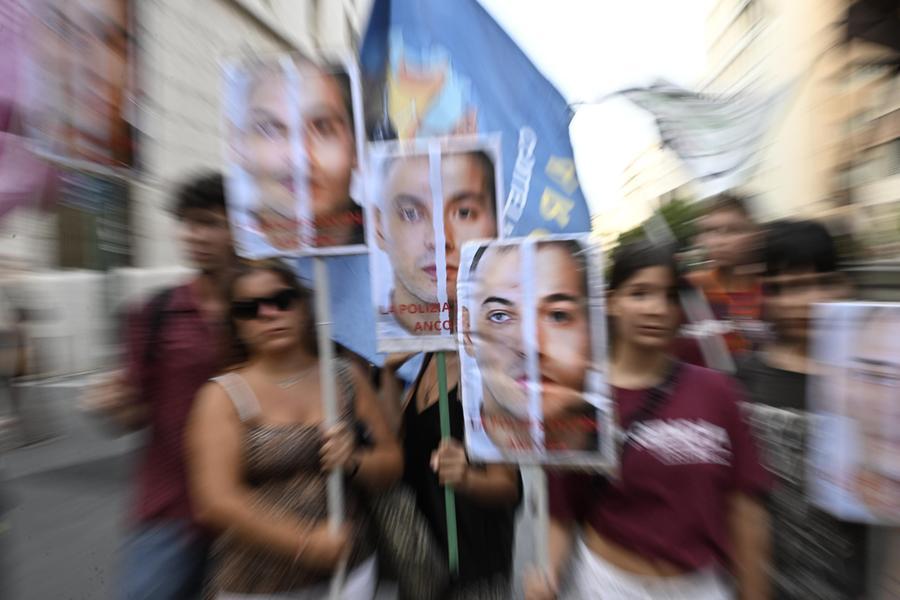 Immagini di intervento sanitario con persona in contenzione durante operazione di rianimazione d'emergenza