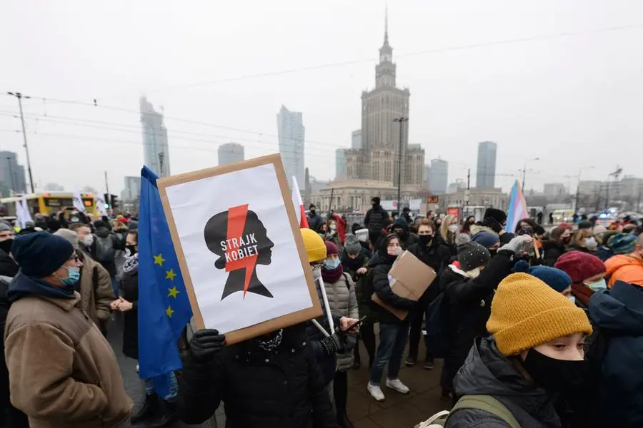 (Le proteste per il diritto all'aborto a Varsavia. Foto LaPresse)