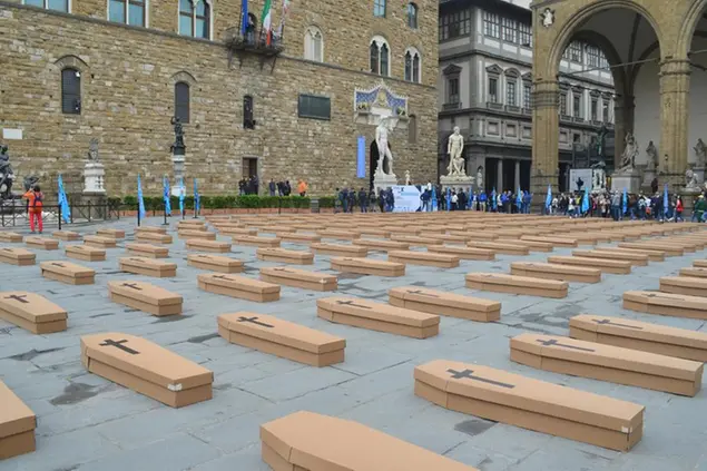 200 bare in piazza a Firenze, in una manifestazione contro i morti sul lavoro (foto Ansa)