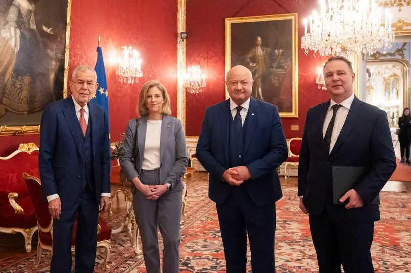 (Il presidente della Repubblica austriaco con i leader liberale, popolare e socialista. Foto Van der Bellen / X)