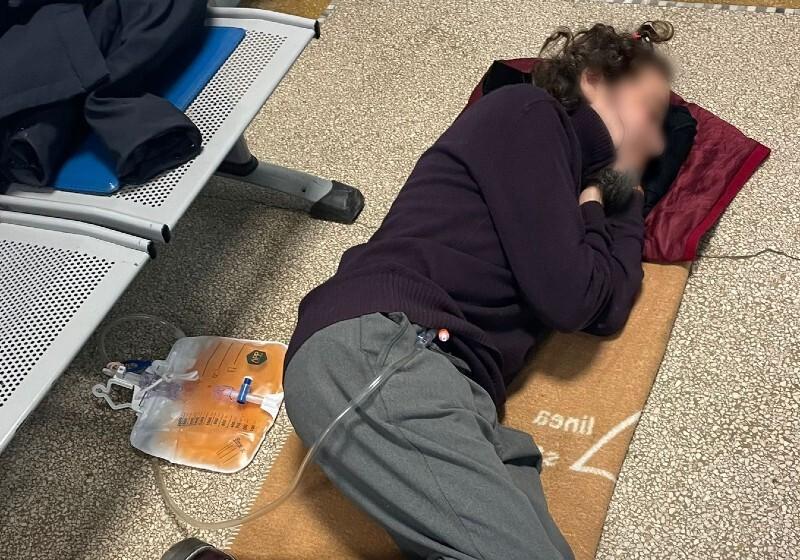 Senigallia, nessuna barella per il paziente oncologico. L’attesa sdraiato per terra