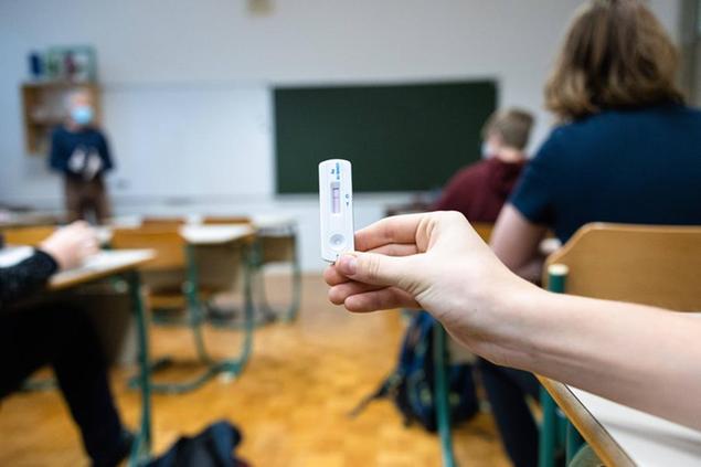 16/11/2021 Slovenia. A causa dell'alto numero di contagi Covid-19, gli studenti delle scuole primarie e secondarie devono sottoporsi ad autotest a scuola tre volte alla settimana.