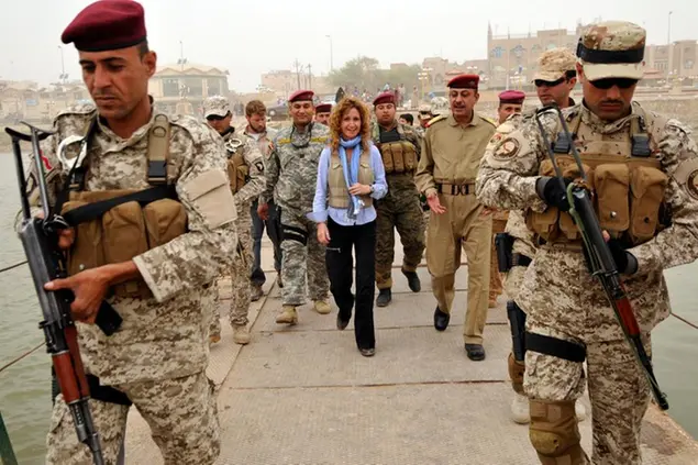 Anna Prouse su uno dei ponti di\\u00A0Nasiriyah assieme al capo della polizia, il generale Saba al-Fatlawi (foto di\\u00A0Marc Roussel)