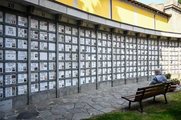 Il cimitero monumentale di Bergamo con le lapidi dedicate\\u00A0alle vittime del Covid (Foto LaPresse)